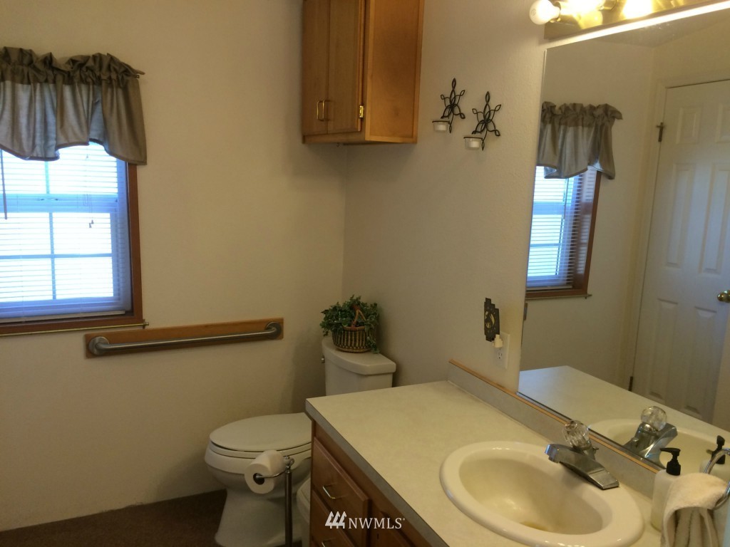 1053 Southwest J H Road Port Orchard, WA 98367 - Photo 23 of 25 Gallery Image 23