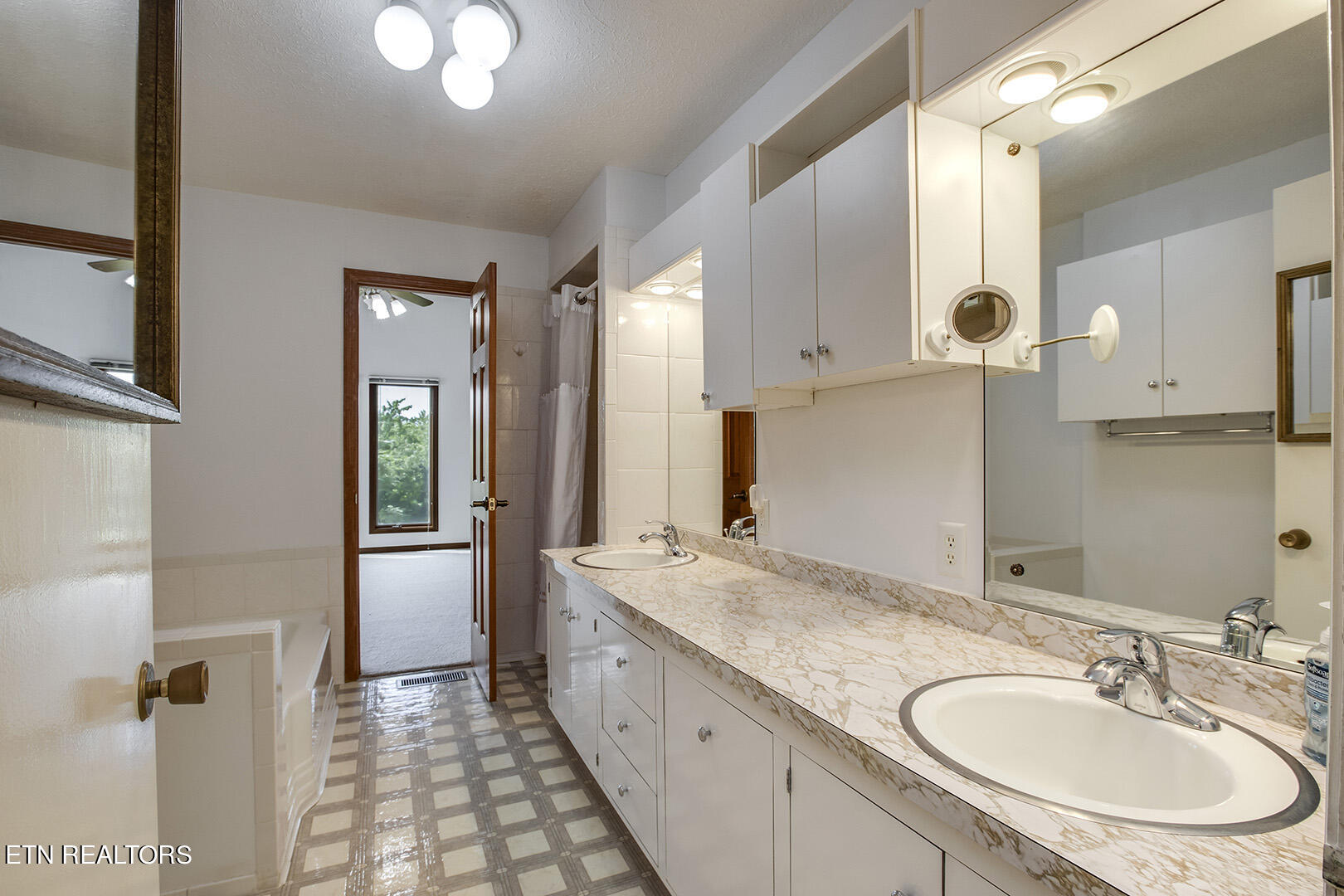 609 East Ridgecrest Drive Kingston, TN 37763 - Photo 24 of 60 24_ERidgecrestDrive_609_FullBath1_01