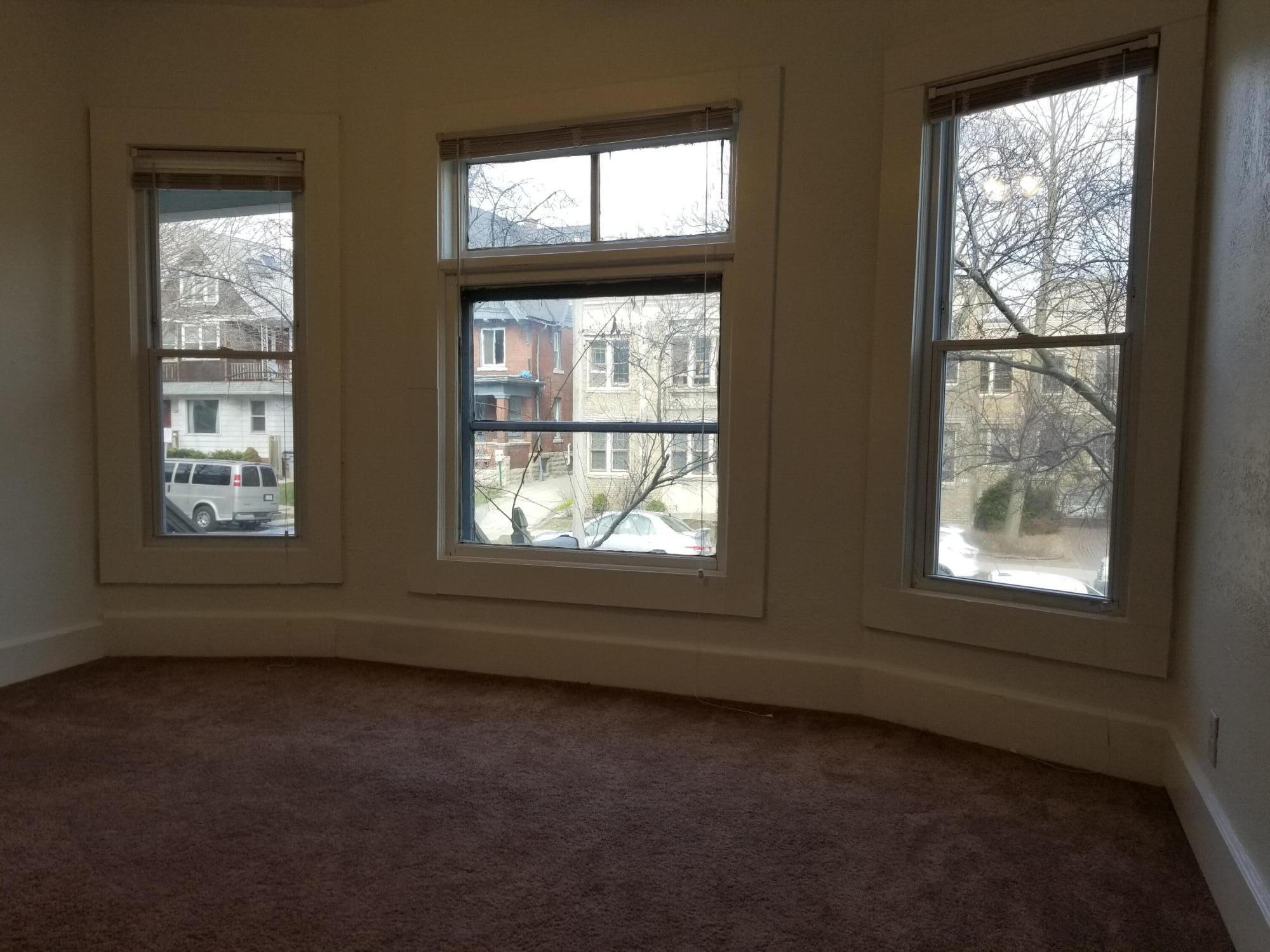 2425 North Cramer Street Milwaukee, WI 53211 - Photo 5 of 14 CramerLivRm2