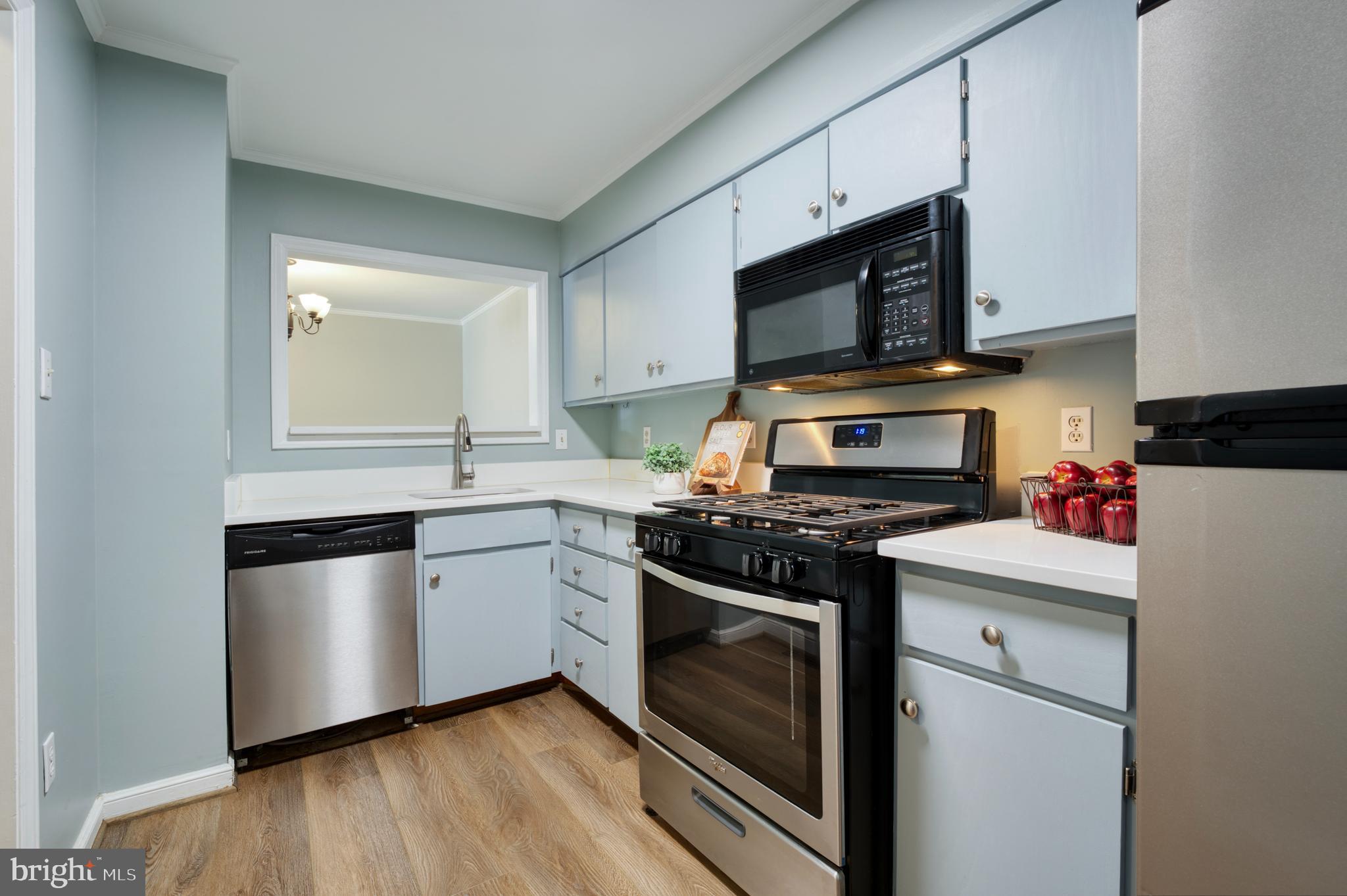 241 Loudoun Street Southwest, Unit F Leesburg, VA 20175 - Photo 3 of 32 Darling Kitchen