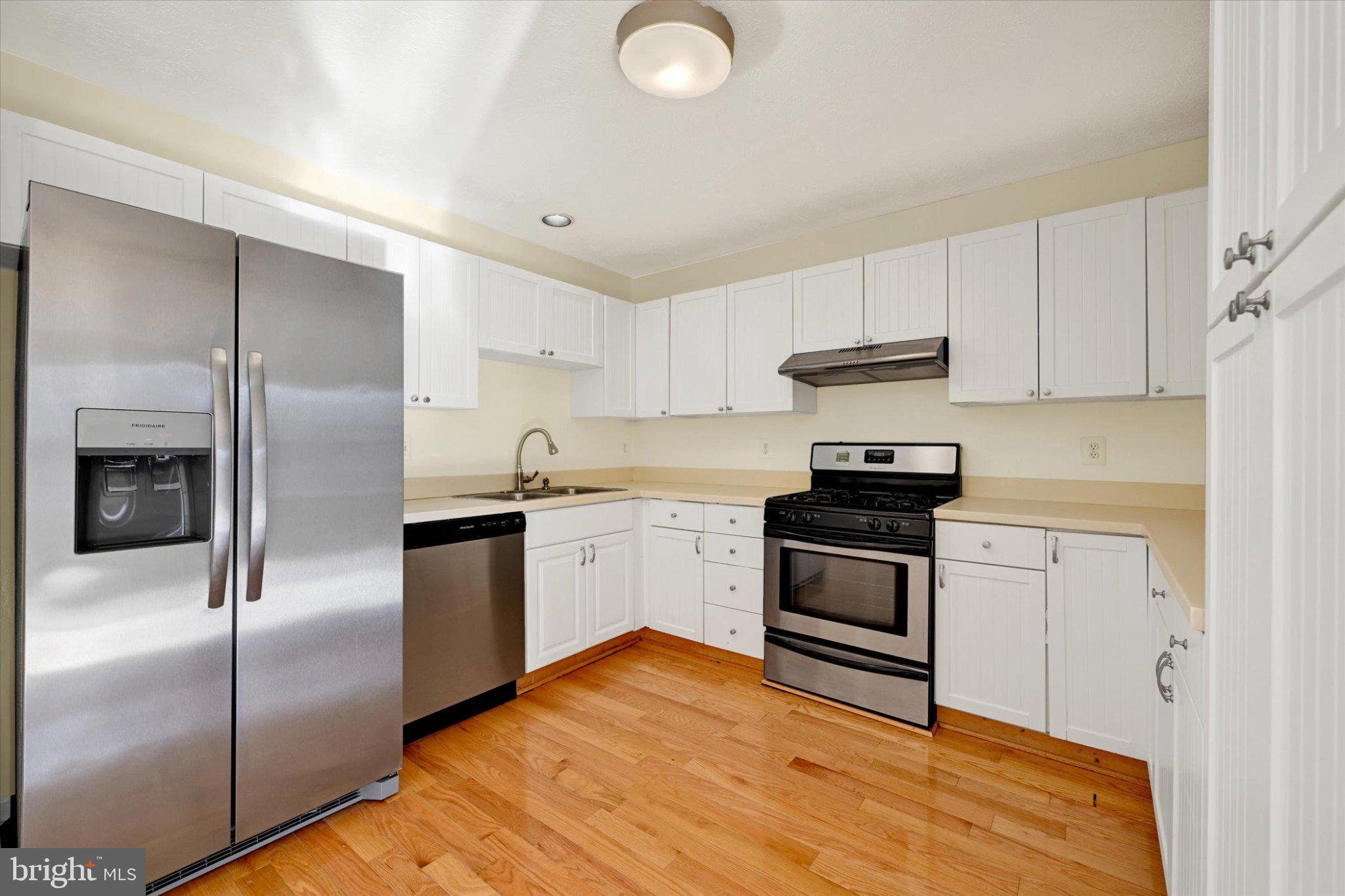 7120 Natures Road Columbia, MD 21046 - Photo 7 of 20 Modern kitchen with sleek appliances.