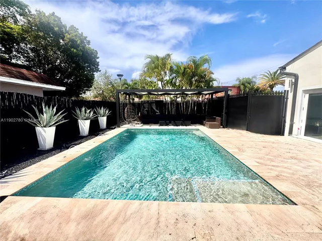 a view of a backyard