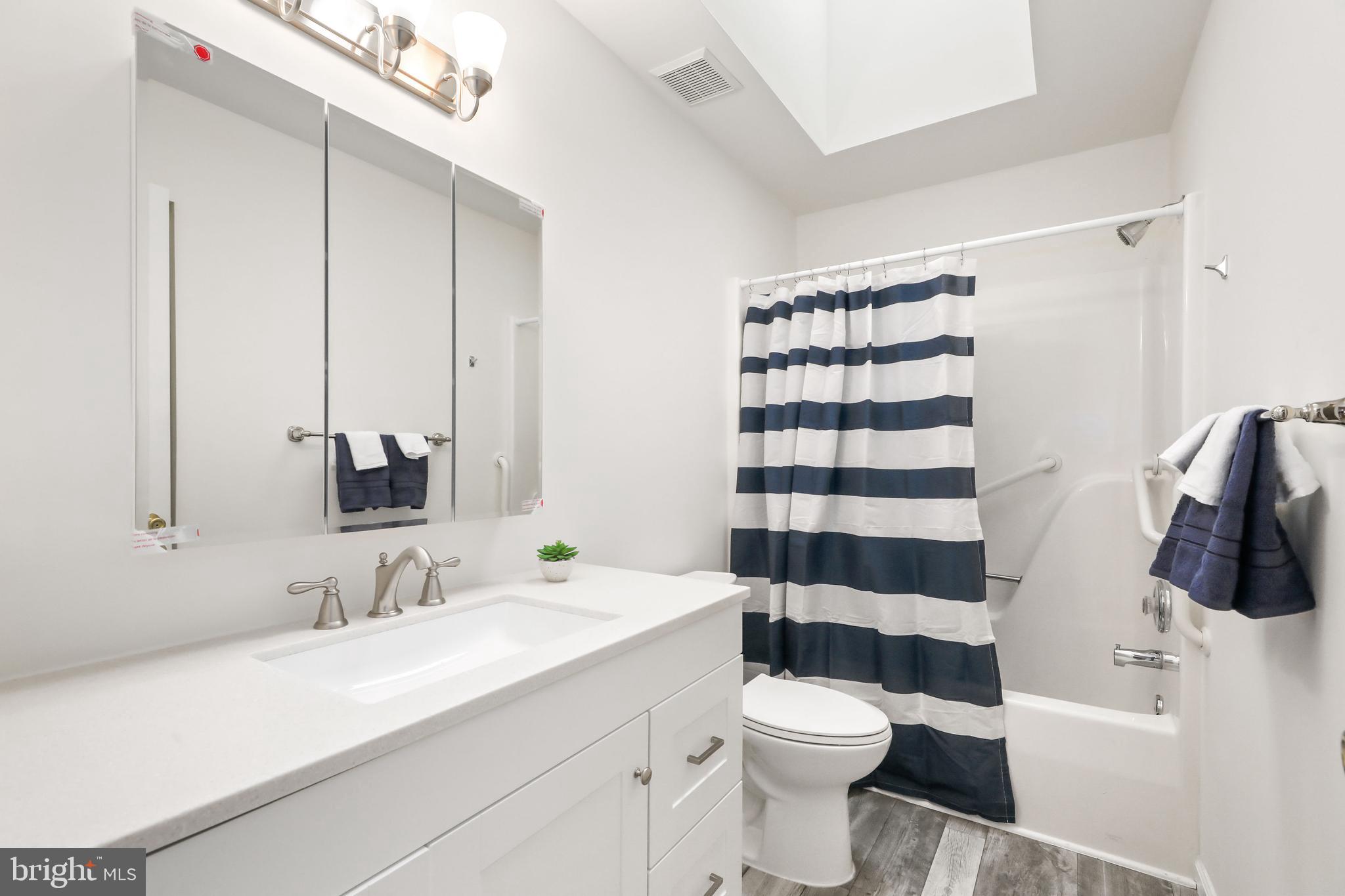 704 Palmer Street Riverside, NJ 08075 - Photo 18 of 23 Hall Bathroom