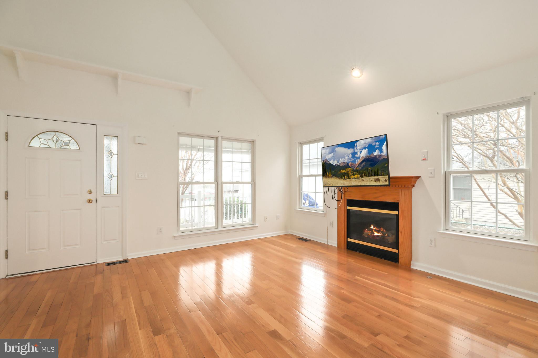 704 Palmer Street Riverside, NJ 08075 - Photo 3 of 23 Living Room