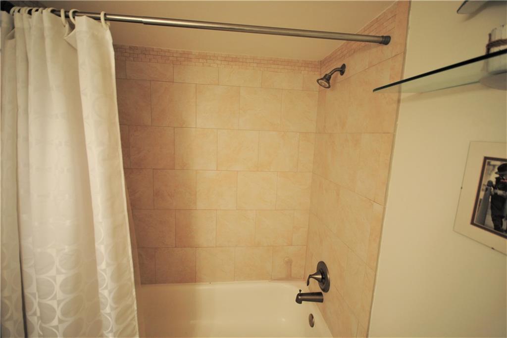 1997 Southwest Palm City Road, Unit I Stuart, FL 34994 - Photo 17 of 36 Bathroom shower/tub