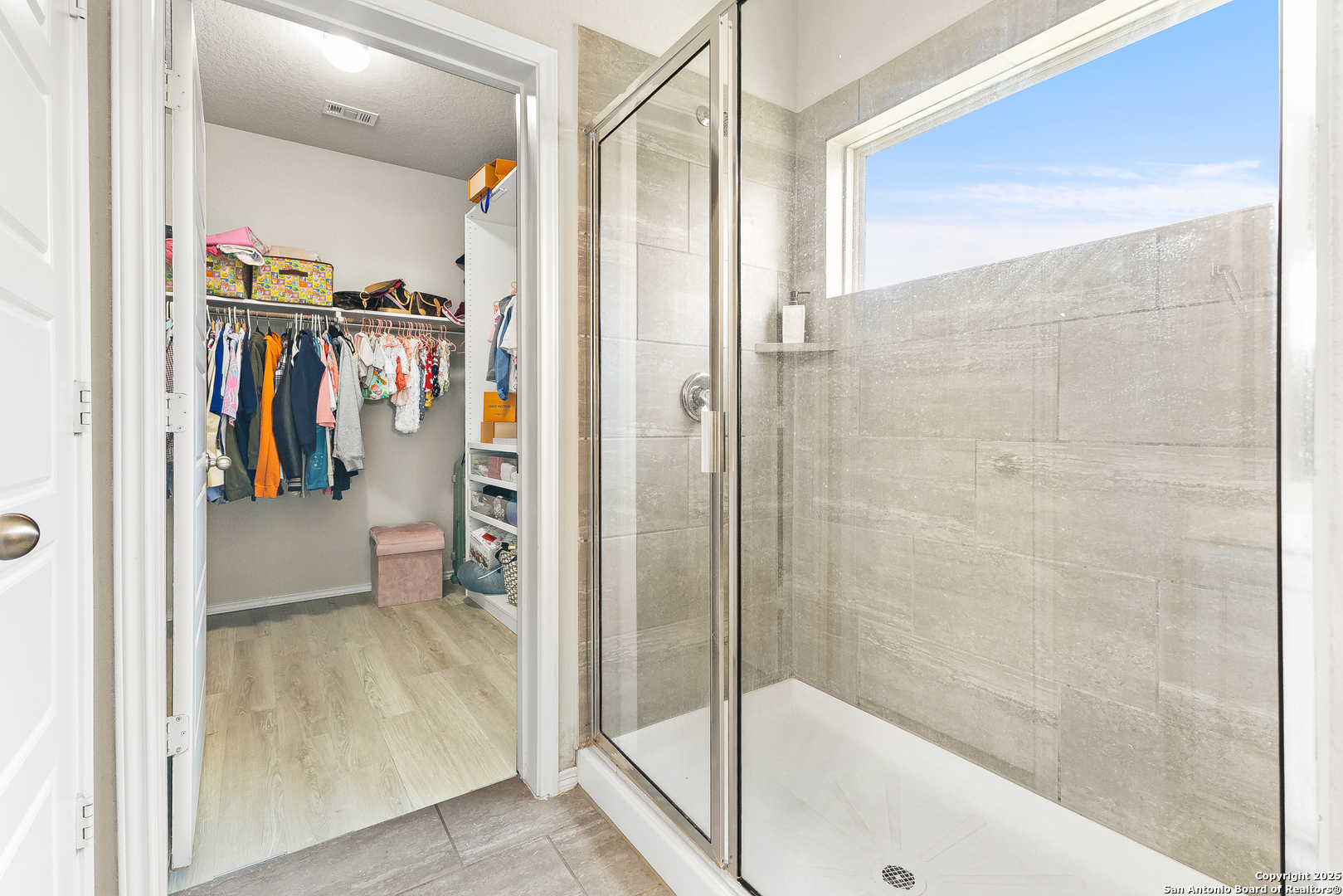 217 Stag Way Cibolo, TX 78108 - Photo 18 of 31 a view of a bathroom with a tub and shower