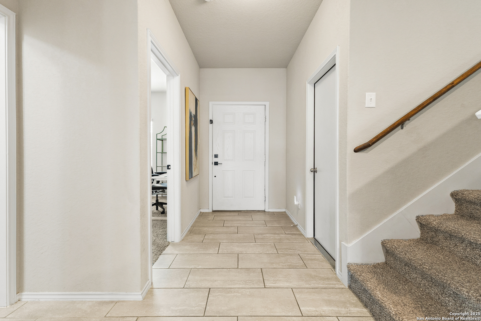 217 Stag Way Cibolo, TX 78108 - Photo 4 of 31 a view of a hallway with wooden floor and entryway