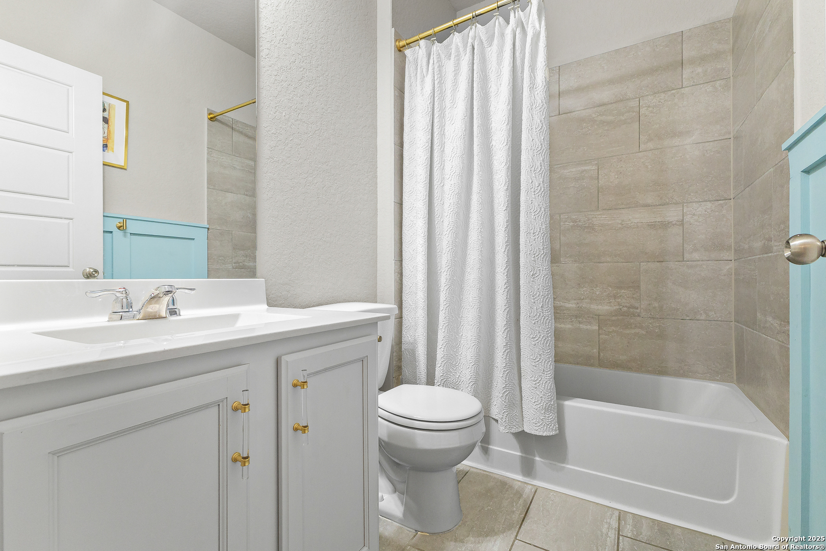 217 Stag Way Cibolo, TX 78108 - Photo 9 of 31 a bathroom with a sink a toilet and a bathtub