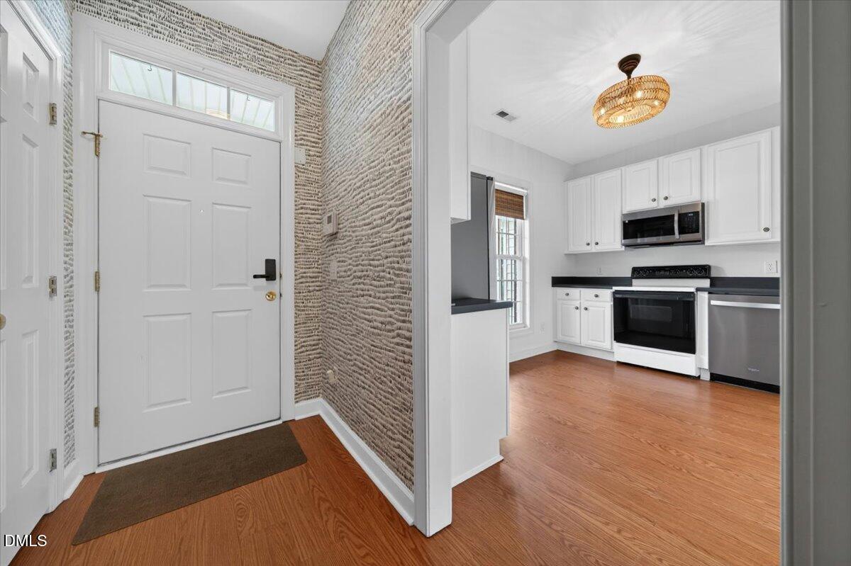 8708 Belford Valley Lane Raleigh, NC 27615 - Photo 4 of 27 14-8708BelfordValleyLnRaleighNC27615_014