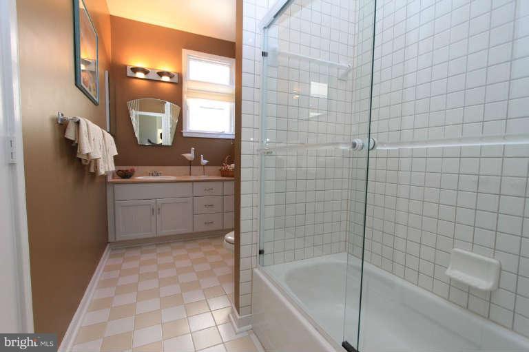 1464 Waterfront Road Reston, VA 20194 - Photo 21 of 30 Bath