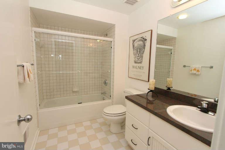 1464 Waterfront Road Reston, VA 20194 - Photo 26 of 30 Bath