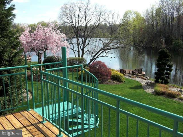 1464 Waterfront Road Reston, VA 20194 - Photo 28 of 30 Spring views from the deck