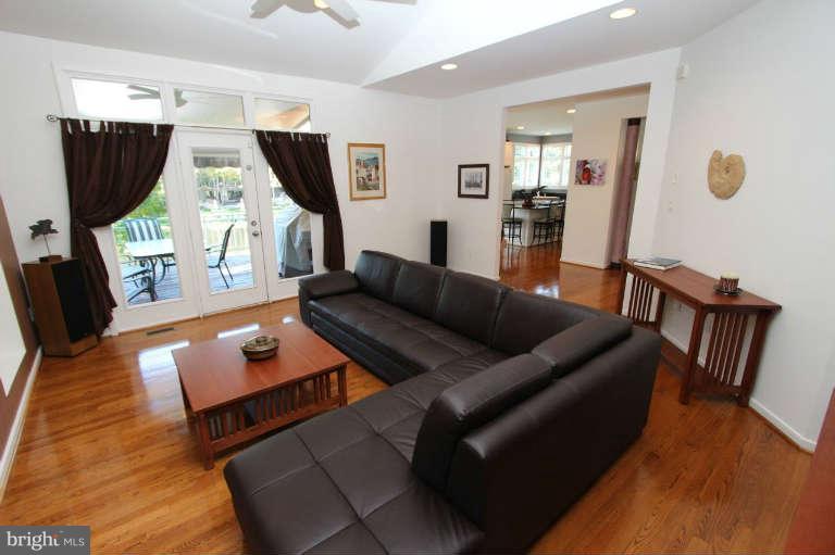 1464 Waterfront Road Reston, VA 20194 - Photo 8 of 30 Family Room
