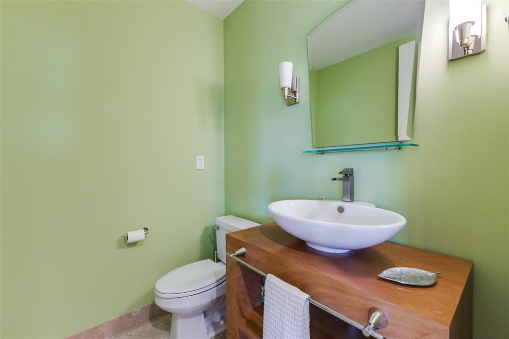 1505 Elm Street, Unit 1004 Dallas, TX 75201 - Photo 20 of 32 a bathroom with a sink and a toilet