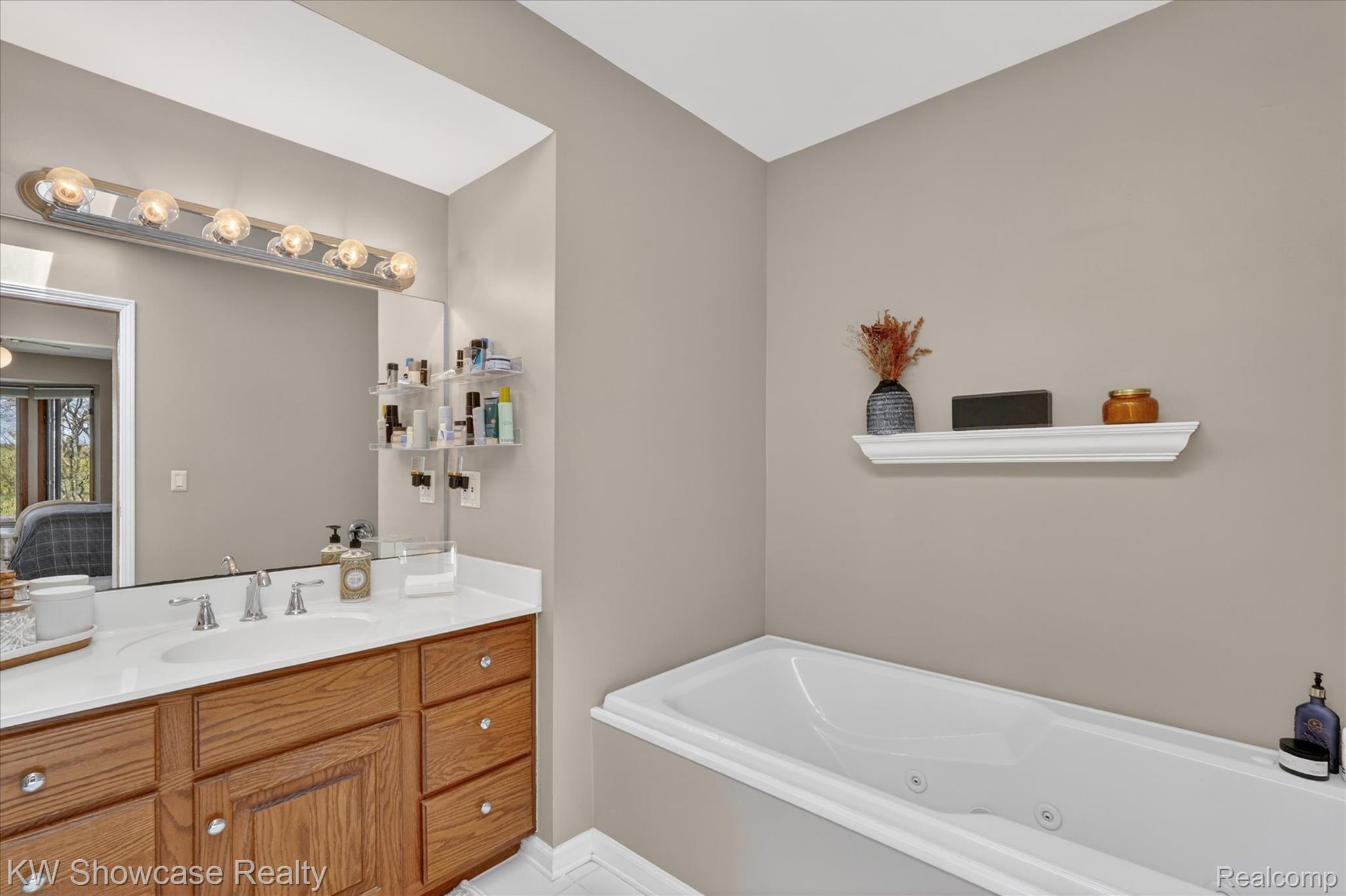 6626 Ridgeview Drive Clarkston, MI 48346 - Photo 19 of 35 Nice soaking tub.