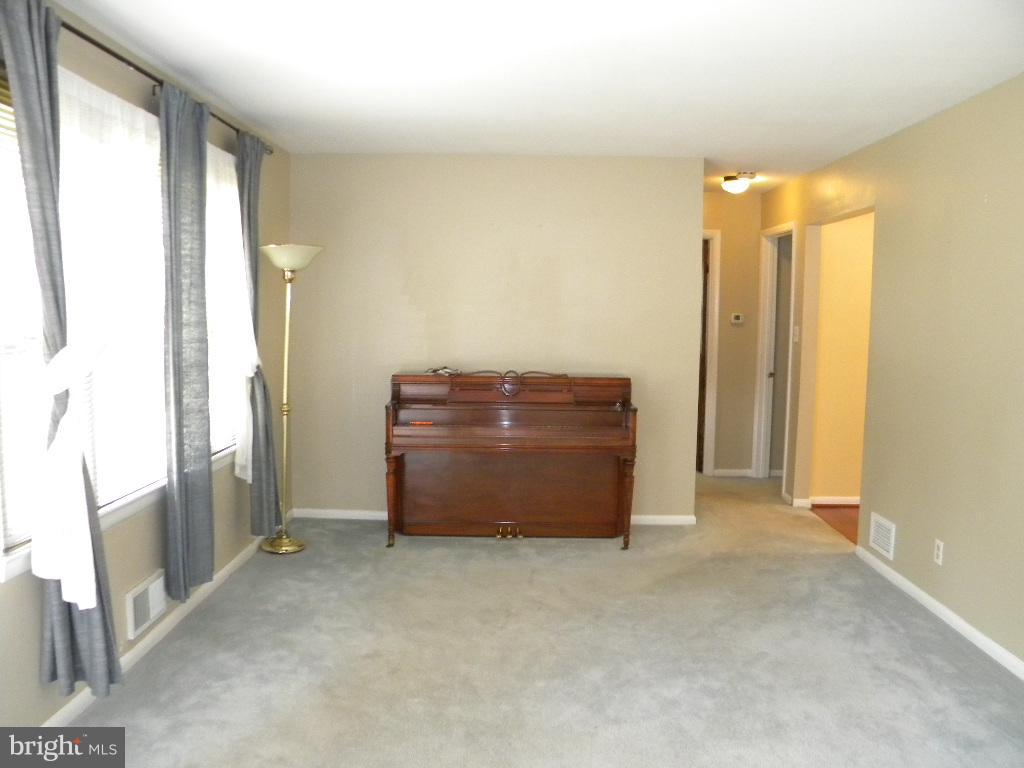 7502 Garrison Road Hyattsville, MD 20784 - Photo 5 of 30 Living Room