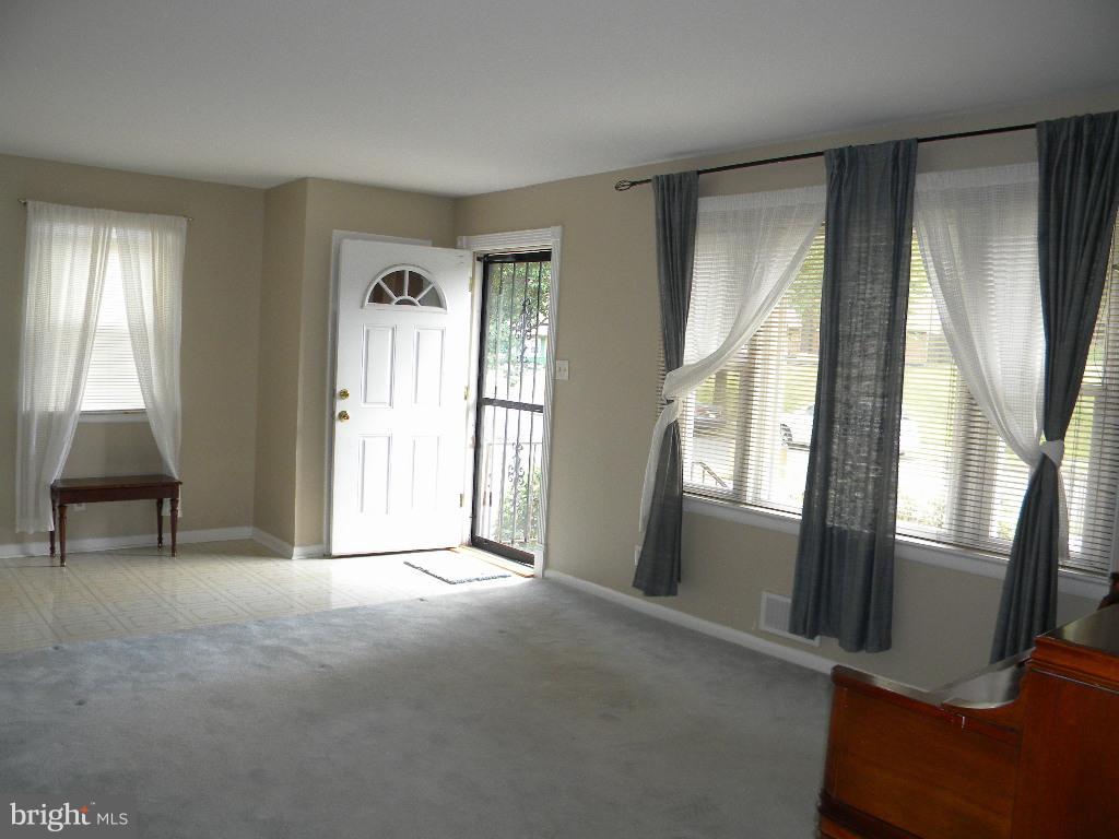 7502 Garrison Road Hyattsville, MD 20784 - Photo 7 of 30 Living Room