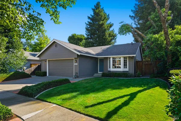 a view of a yard in front of house