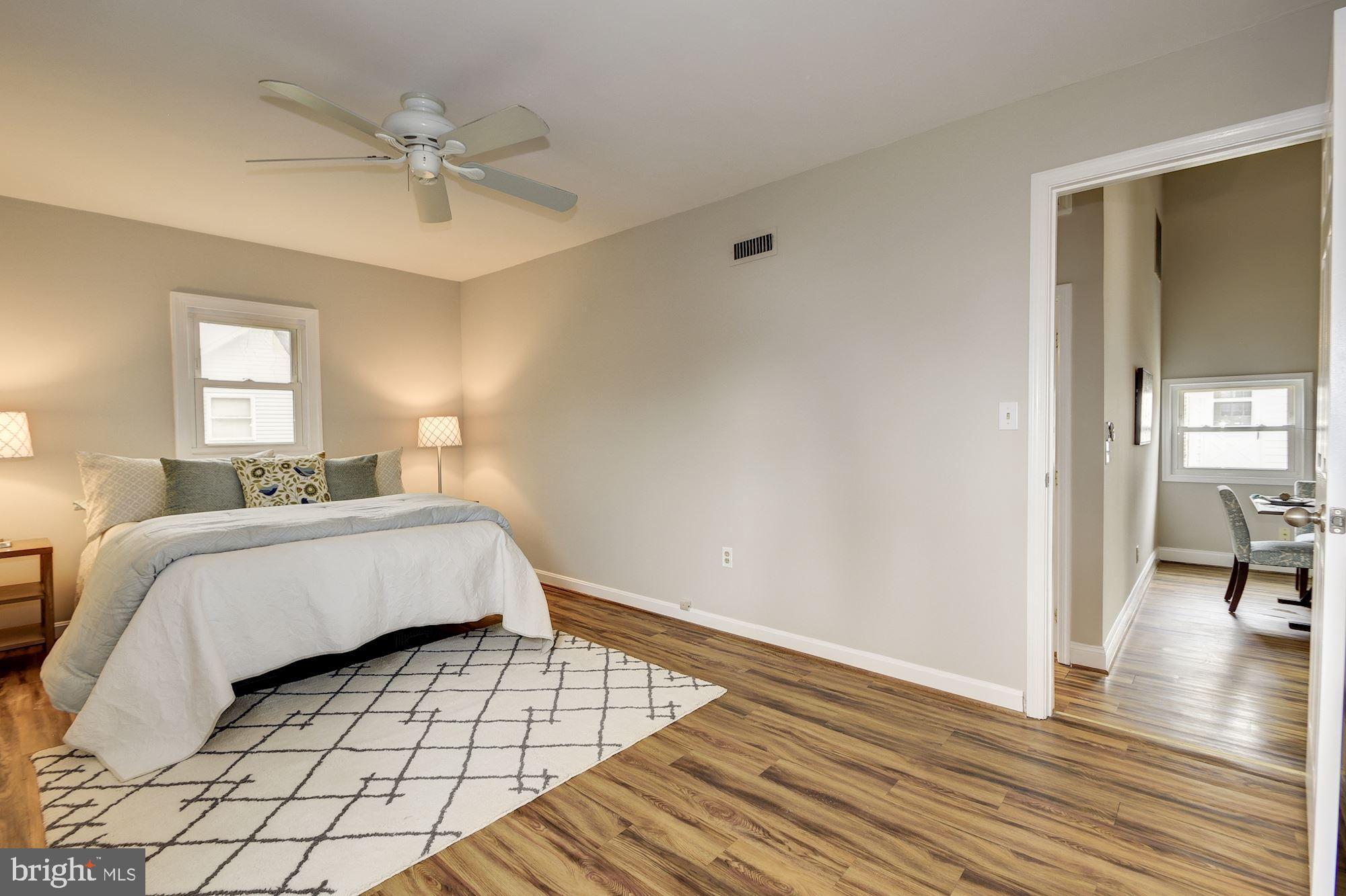 401 Paradise Road Riva, MD 21140 - Photo 10 of 17 Large master bedroom