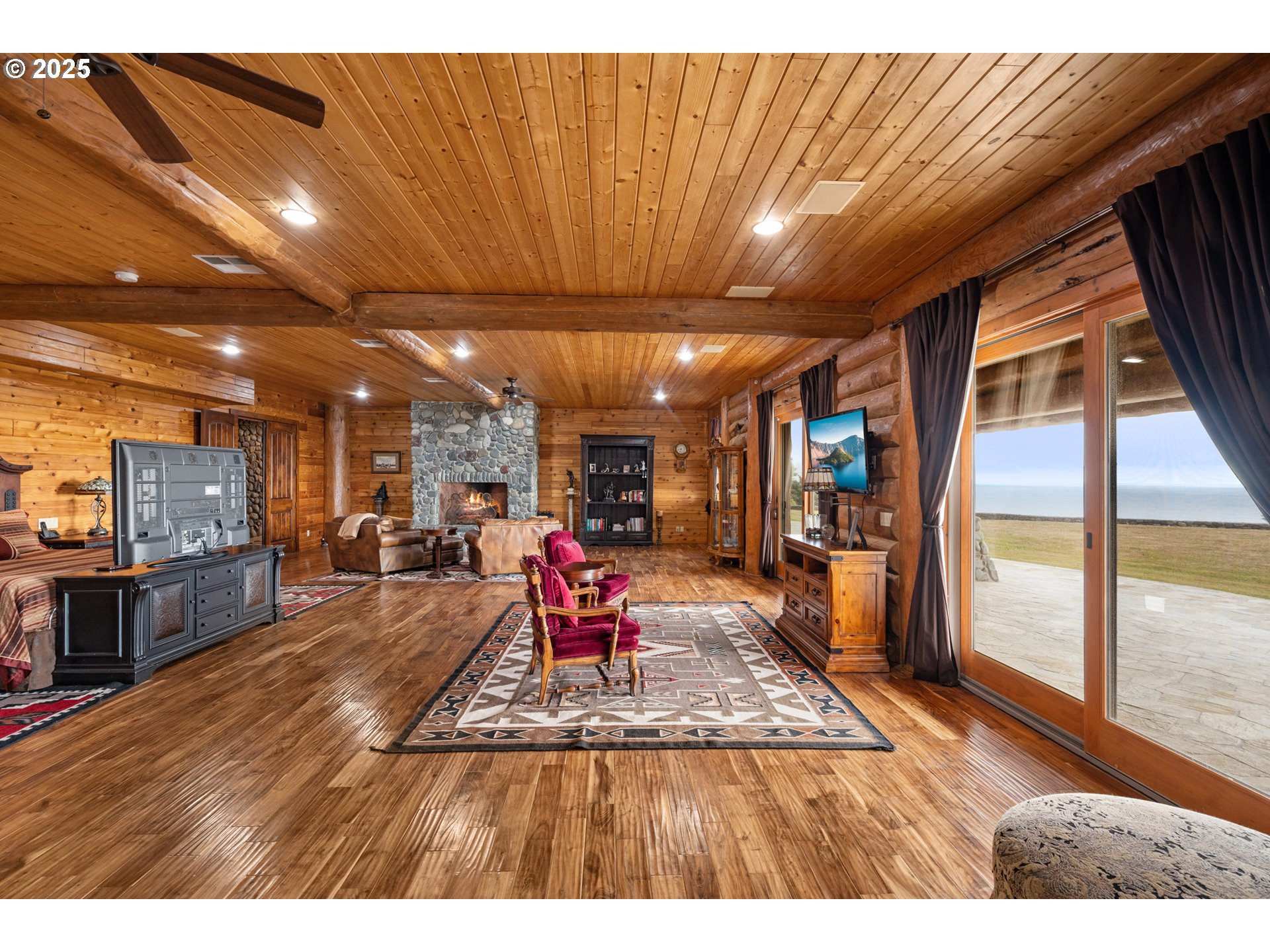 35400 Highway 101 Gold Beach, OR 97444 - Photo 16 of 46 a sitting area with furniture and a chandelier