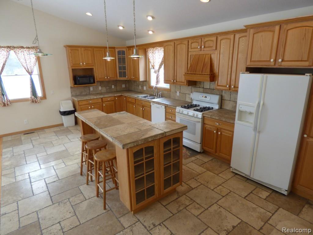 10722 Stinchfield Woods Road Pinckney, MI 48169 - Photo 8 of 51 P1010902.jpg