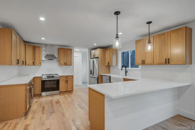 $899,999 | 39 Locust Avenue South, Medford, NY 11763