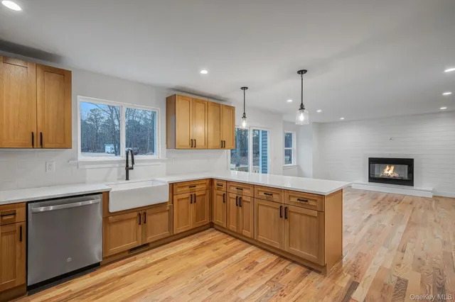 $899,999 | 39 Locust Avenue South, Medford, NY 11763