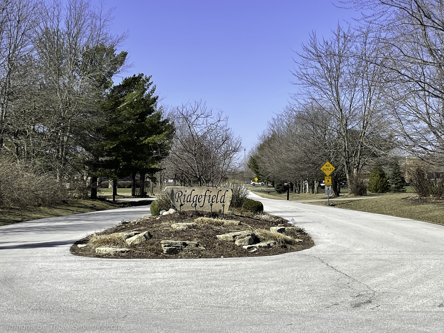 2552 East Royal Ridge Drive Crete, IL 60417 - Photo 3 of 3 a view of a playground with basketball court