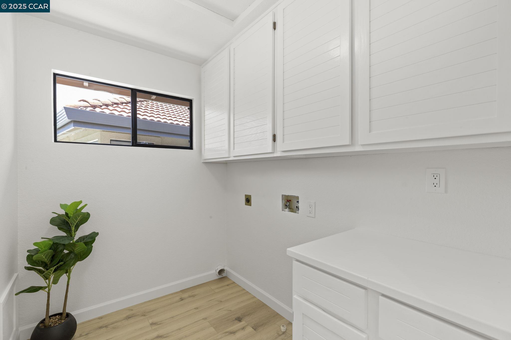 731 Lakemont Place, Unit 7 San Ramon, CA 94582 - Photo 39 of 55 a room with a potted plant on the wall