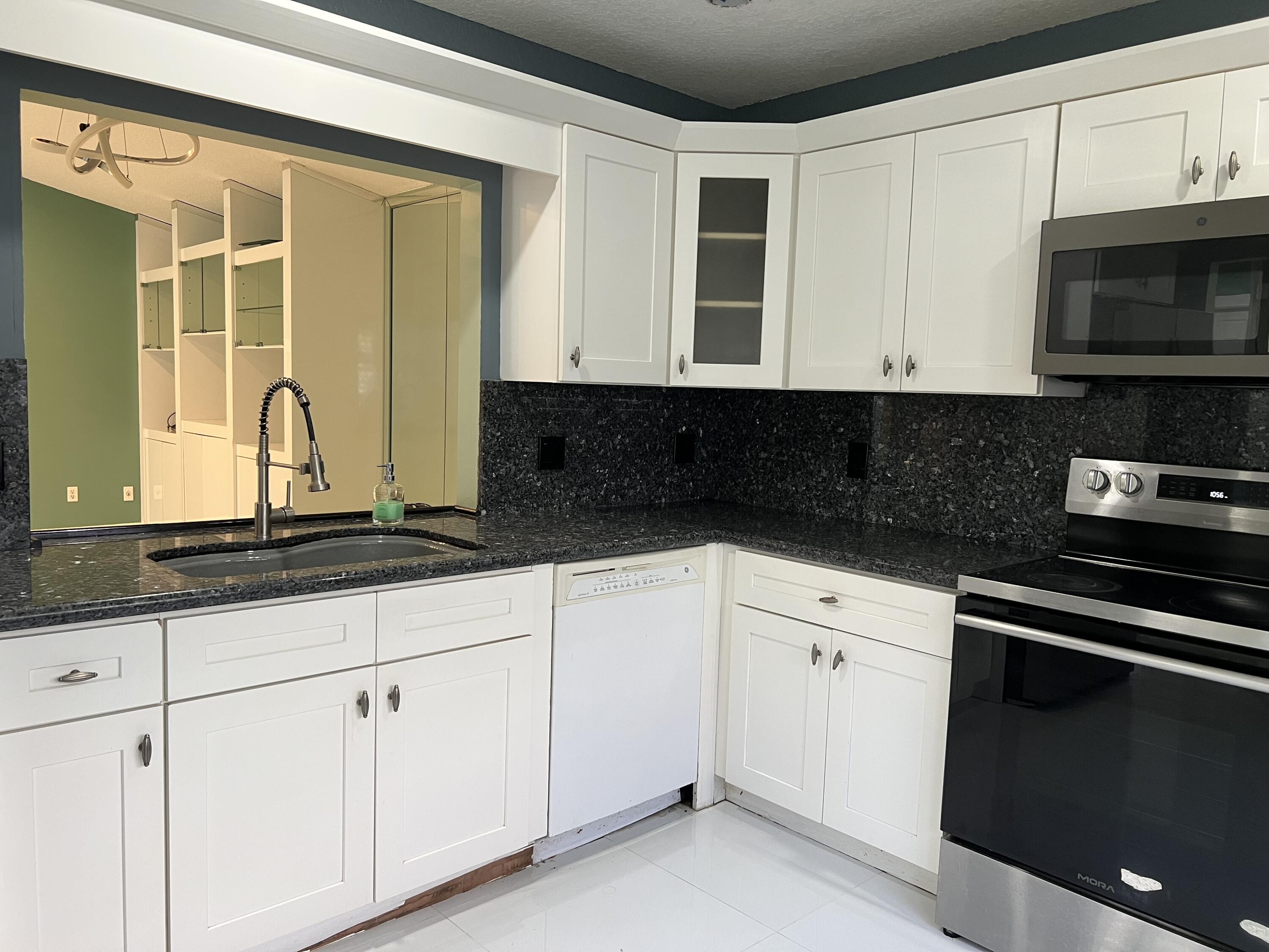 8951 Southwest 19th Street, Unit G Boca Raton, FL 33433 - Photo 4 of 30 Kitchen 6