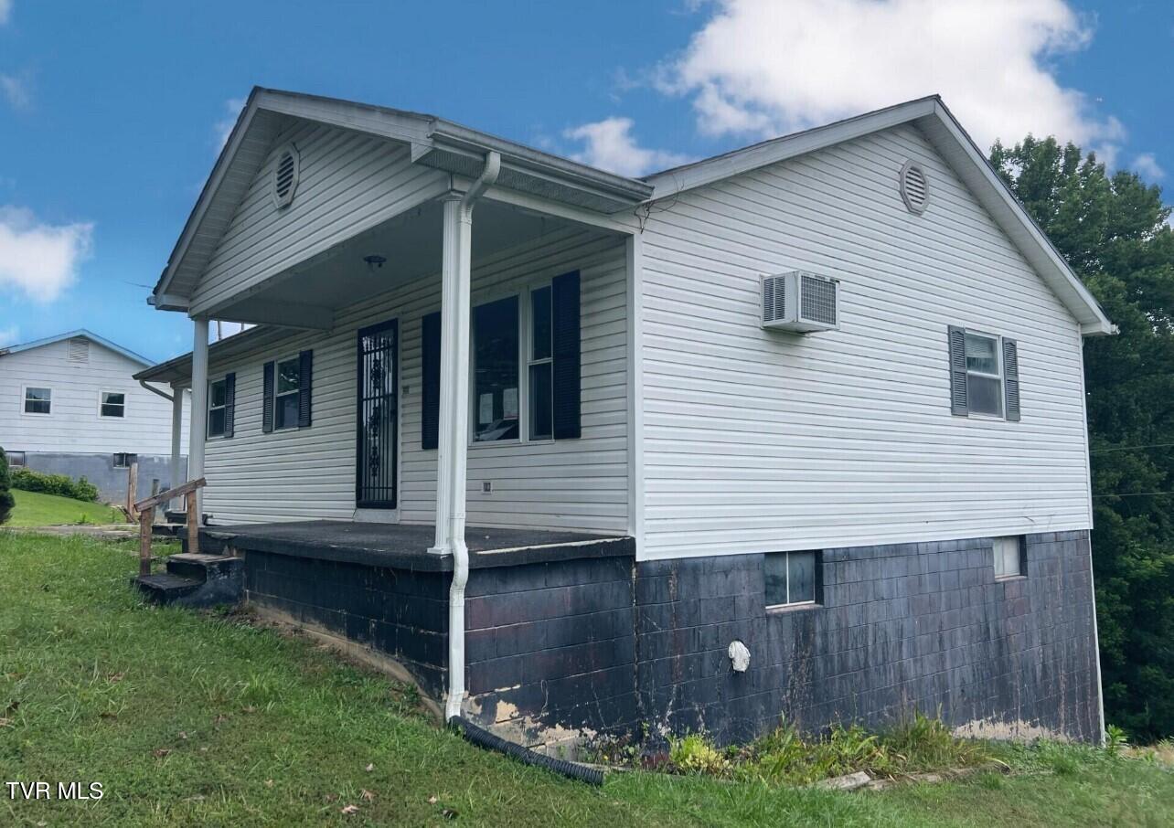 596 Big Smith Road Clintwood, VA 24228 - Photo 2 of 14 Side R