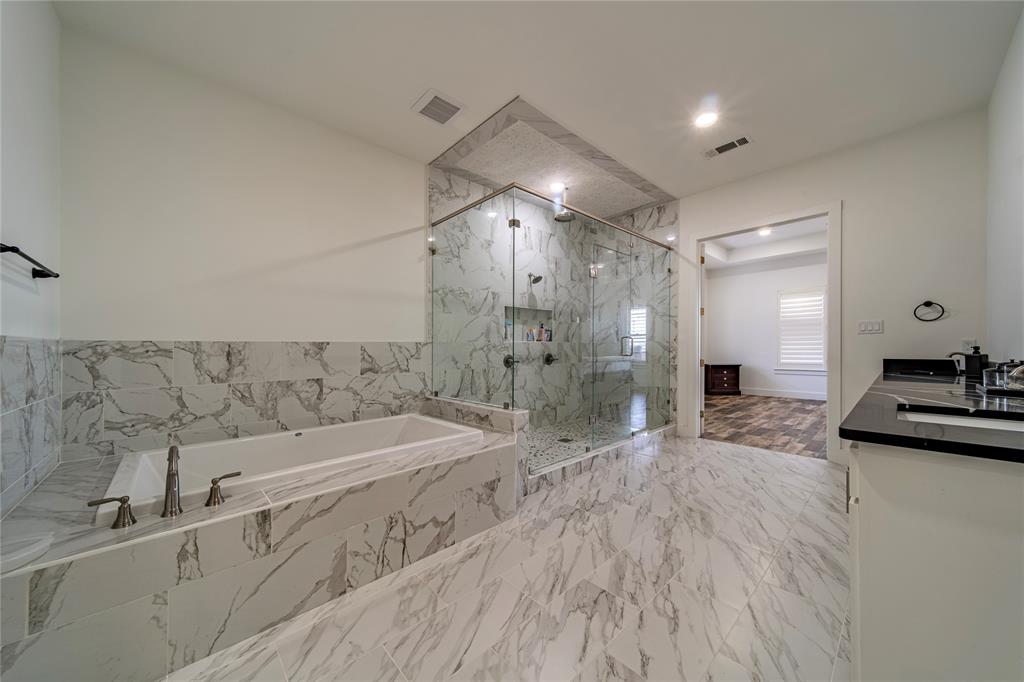165 Ranch House Road Rockwall, TX 75032 - Photo 28 of 40 a bathroom with a bathtub and a sink