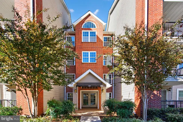 $285,000 | 3307 Wyndham Circle, Unit 4165, Alexandria, VA 22302