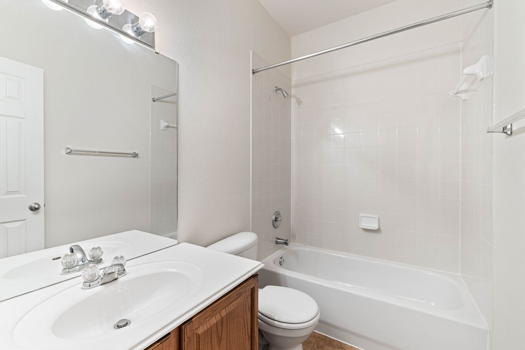 2134 Paradise Ridge Drive Round Rock, TX 78665 - Photo 21 of 28 a bathroom with a sink mirror toilet and bathtub