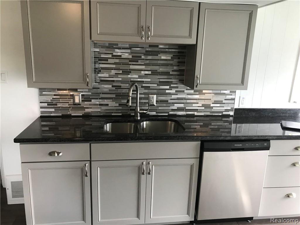 7819 Pelham Road Allen Park, MI 48101 - Photo 6 of 18 IMG_1382.JPG