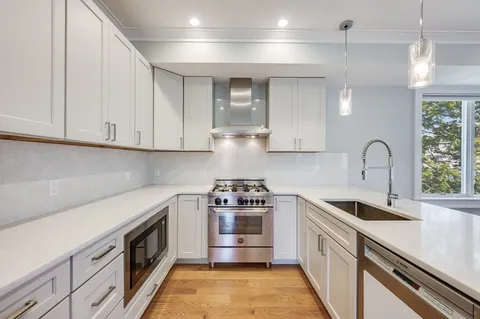 $1,299,000 | 17 Vinton Street, Unit 5, Boston, MA 02127