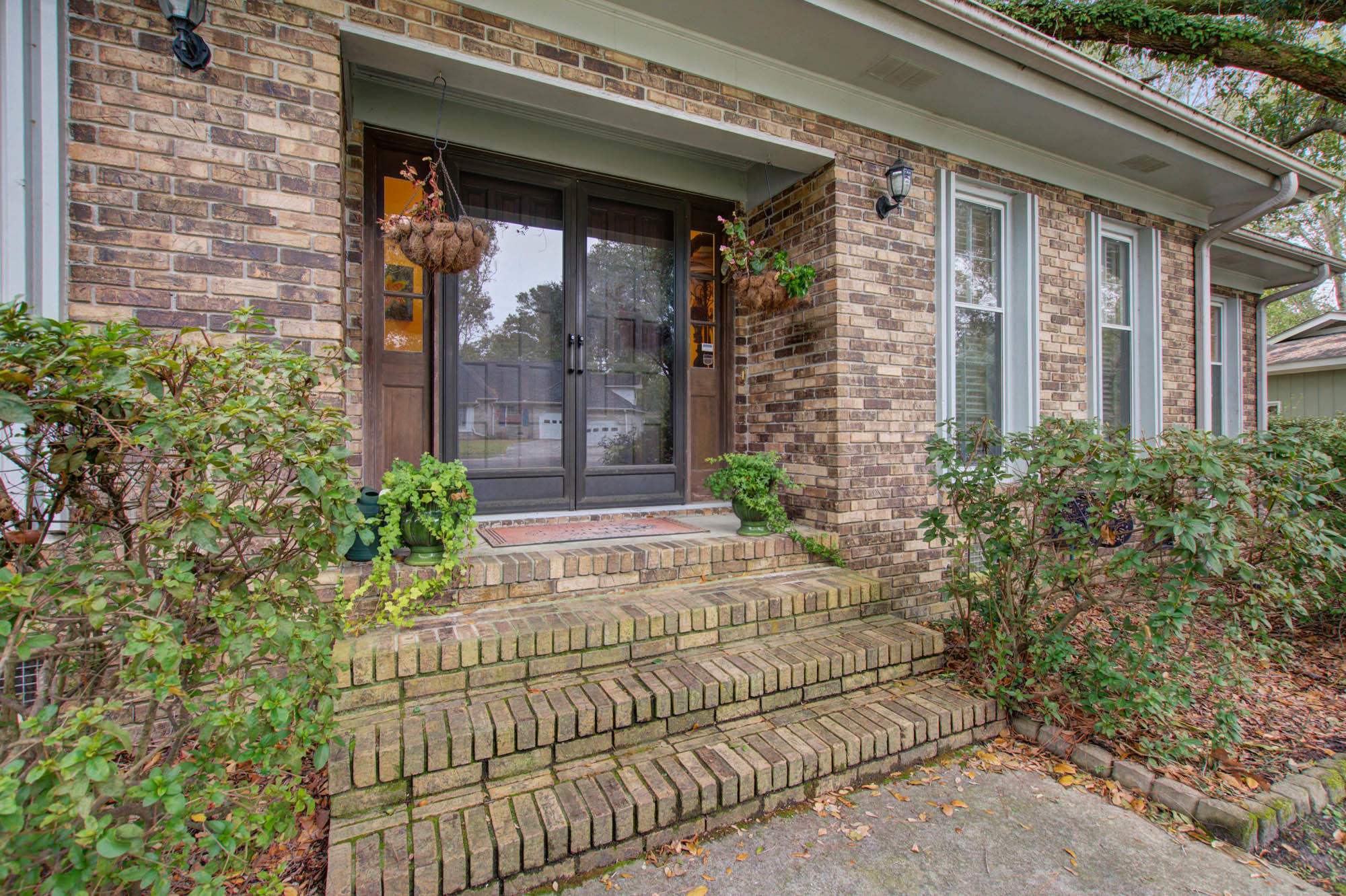 1712 Sulgrave Road Charleston, SC 29414 - Photo 2 of 24 Set04