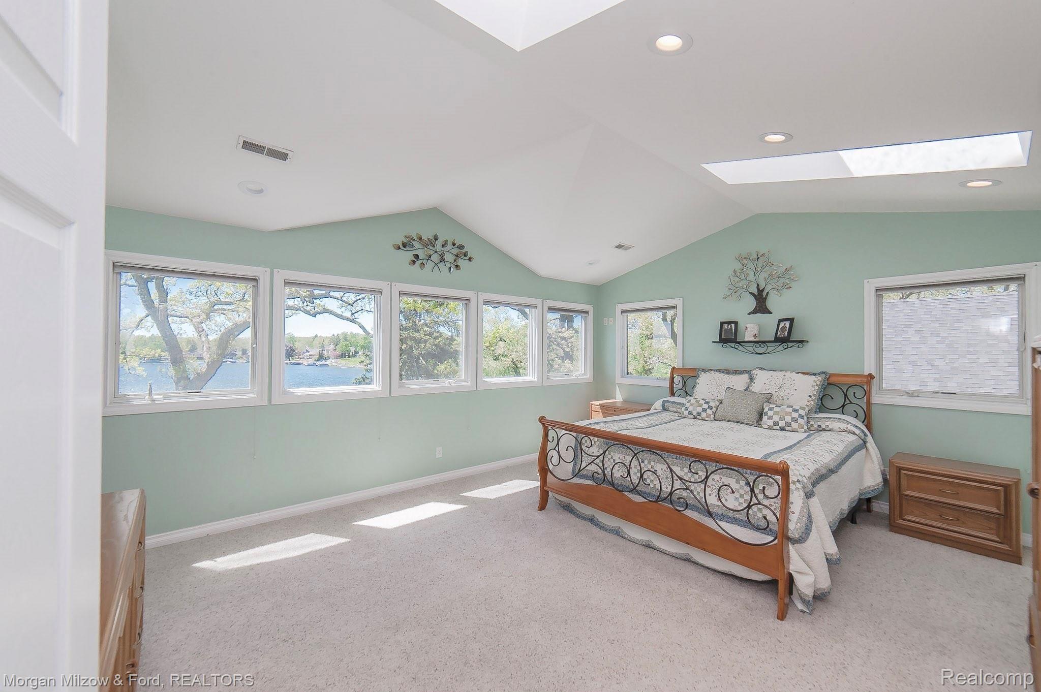 3001 Lansdowne Road Waterford, MI 48329 - Photo 23 of 59 MASTER WITH LAKE VIEW/SKYLIGHTS