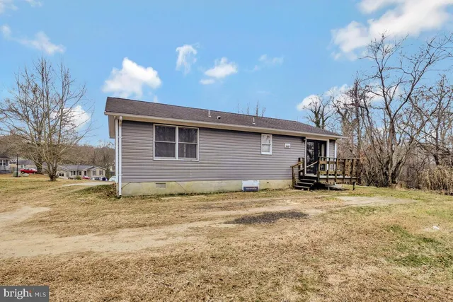 a view of a house with backyard