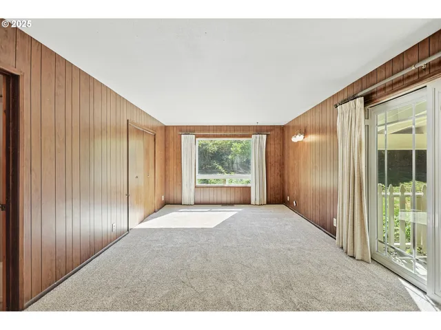 a view of entryway with livingroom