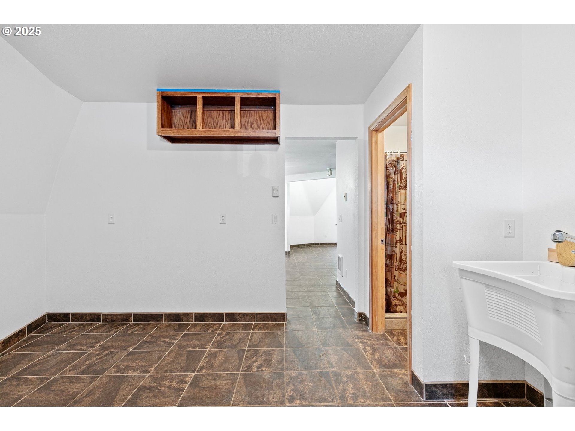 24458 Panther Creek Road Veneta, OR 97487 - Photo 12 of 46 a view of empty room with front door