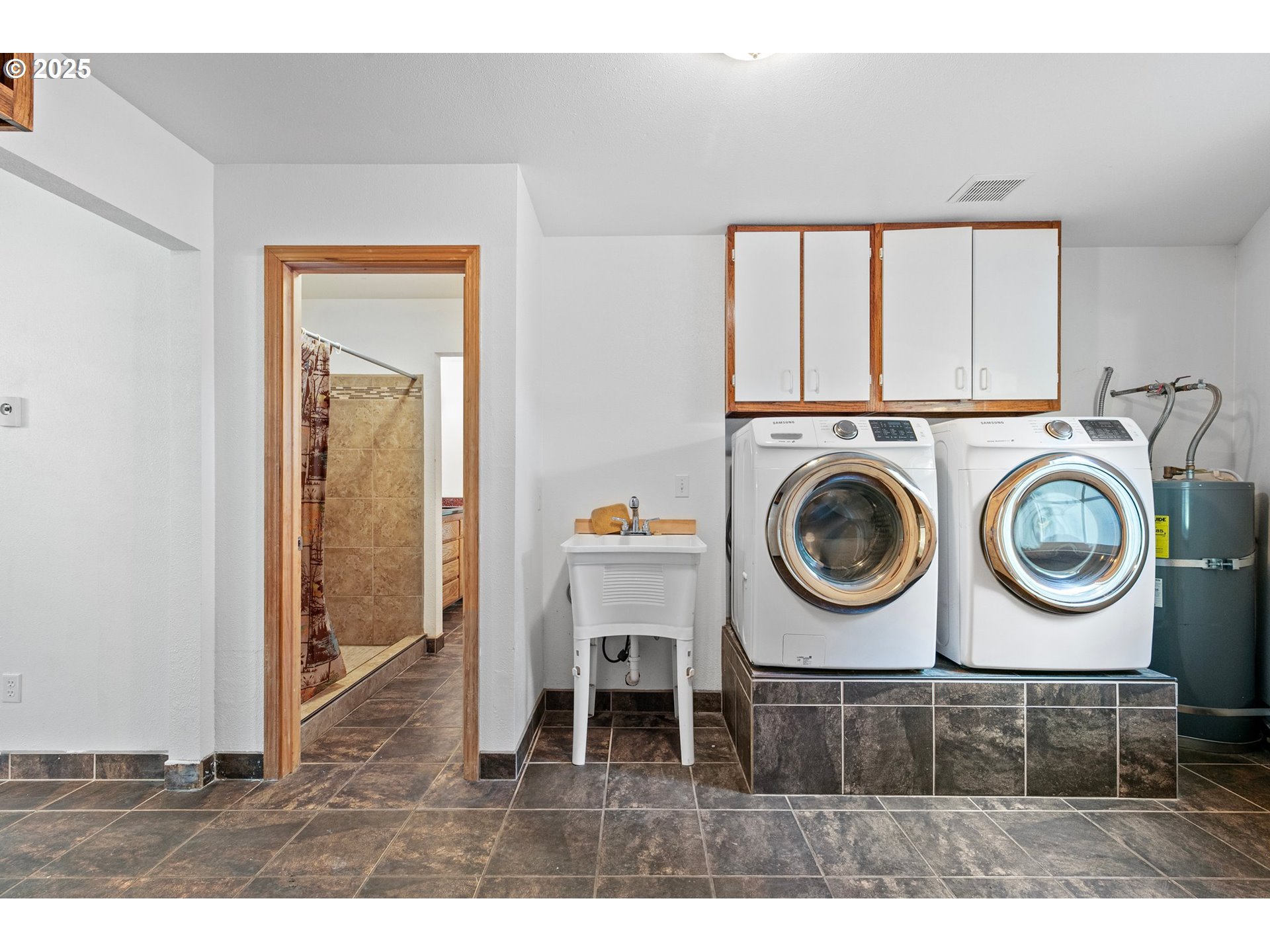 24458 Panther Creek Road Veneta, OR 97487 - Photo 13 of 46 a view of livingroom with washer and dryer