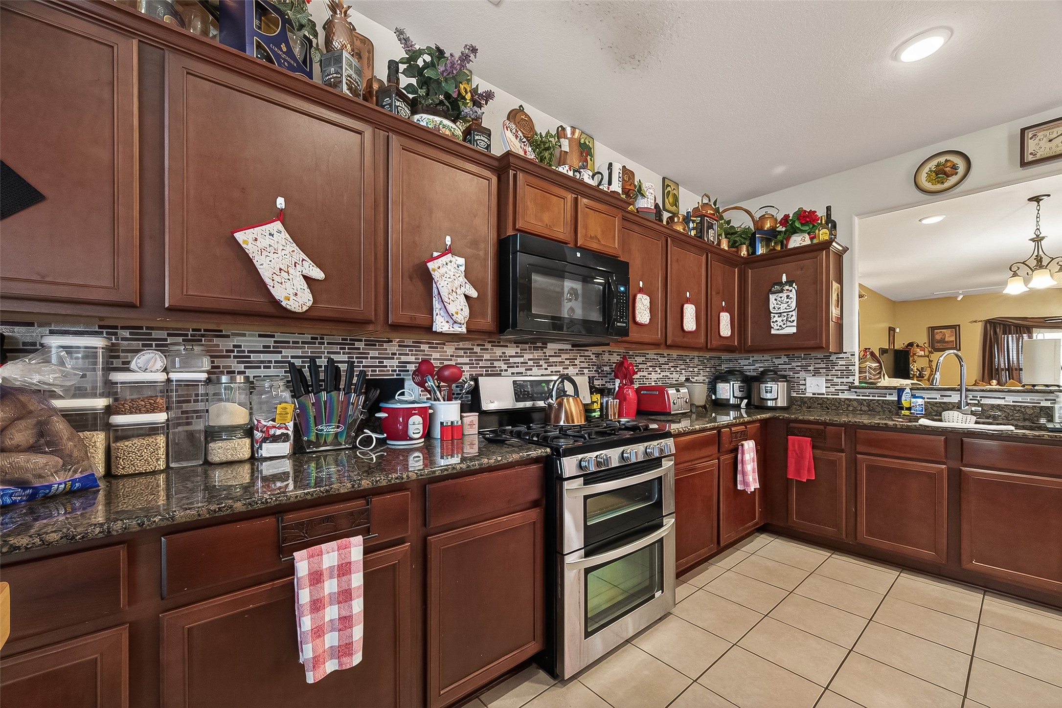 1019 Arnica Street Baytown, TX 77521 - Photo 8 of 16 a kitchen with lots of counter top space