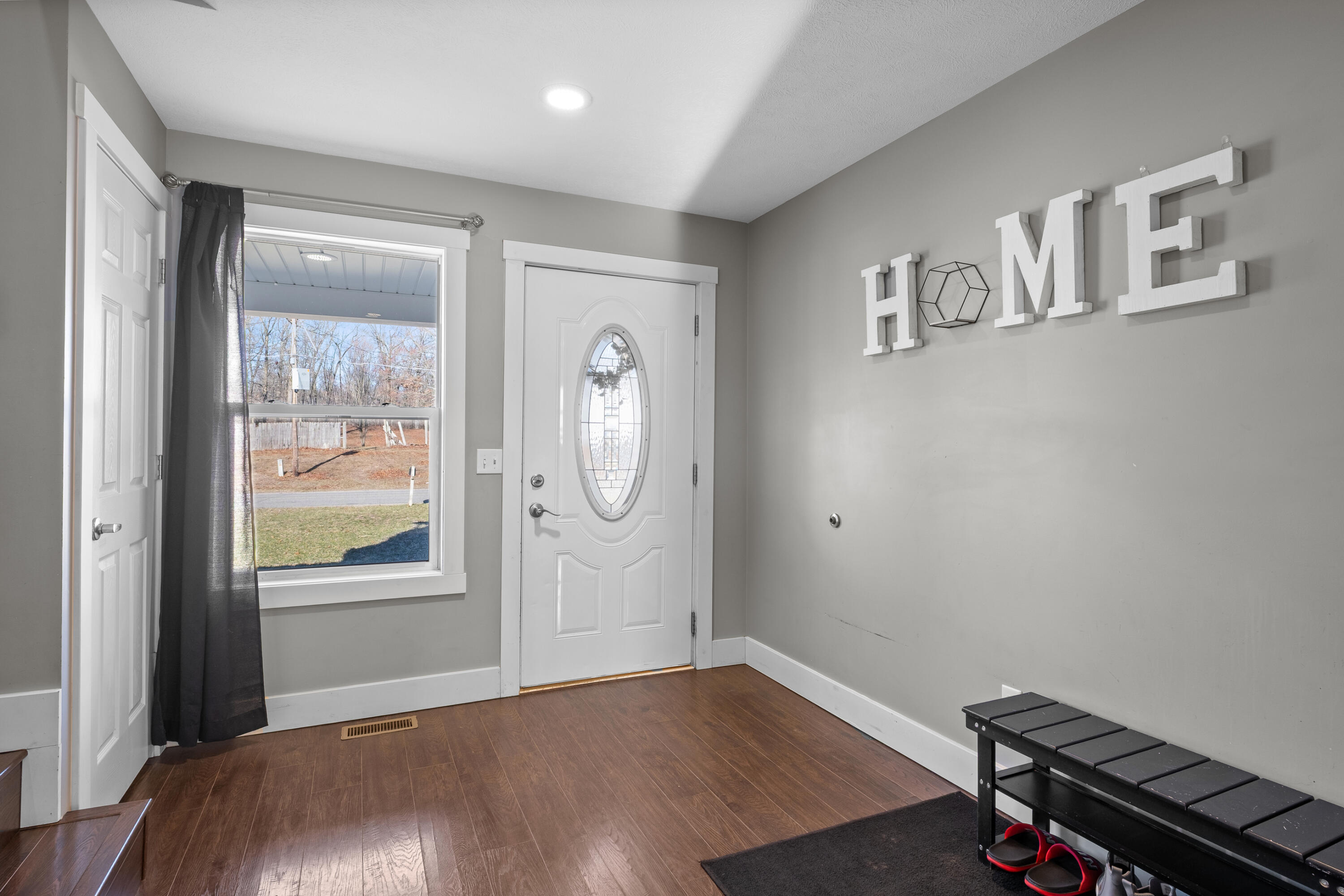 1114 Barnes Road Muskegon, MI 49442 - Photo 5 of 35 Mudroom Entrance!