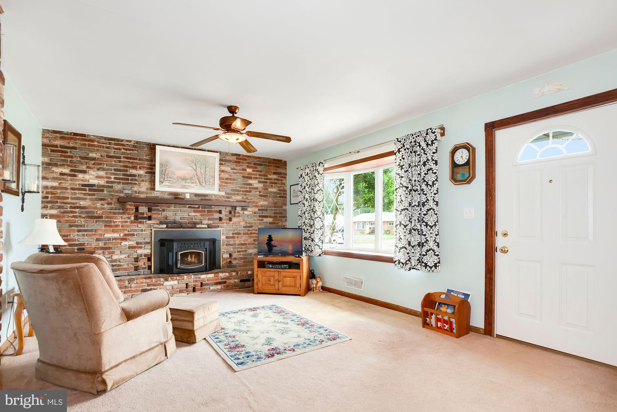 8728 Stockwell Road Baltimore, MD 21234 - Photo 5 of 32 Living Room