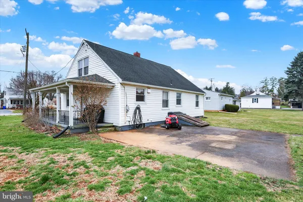 a view of a house with backyard