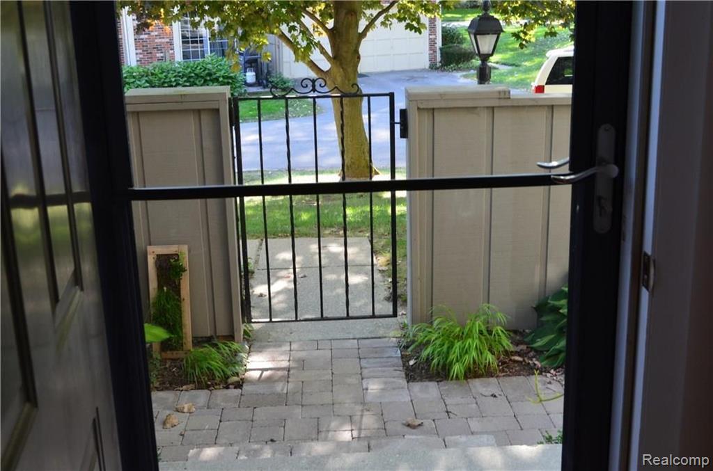 1576 Gas Light Lane Rochester Hills, MI 48306 - Photo 4 of 49