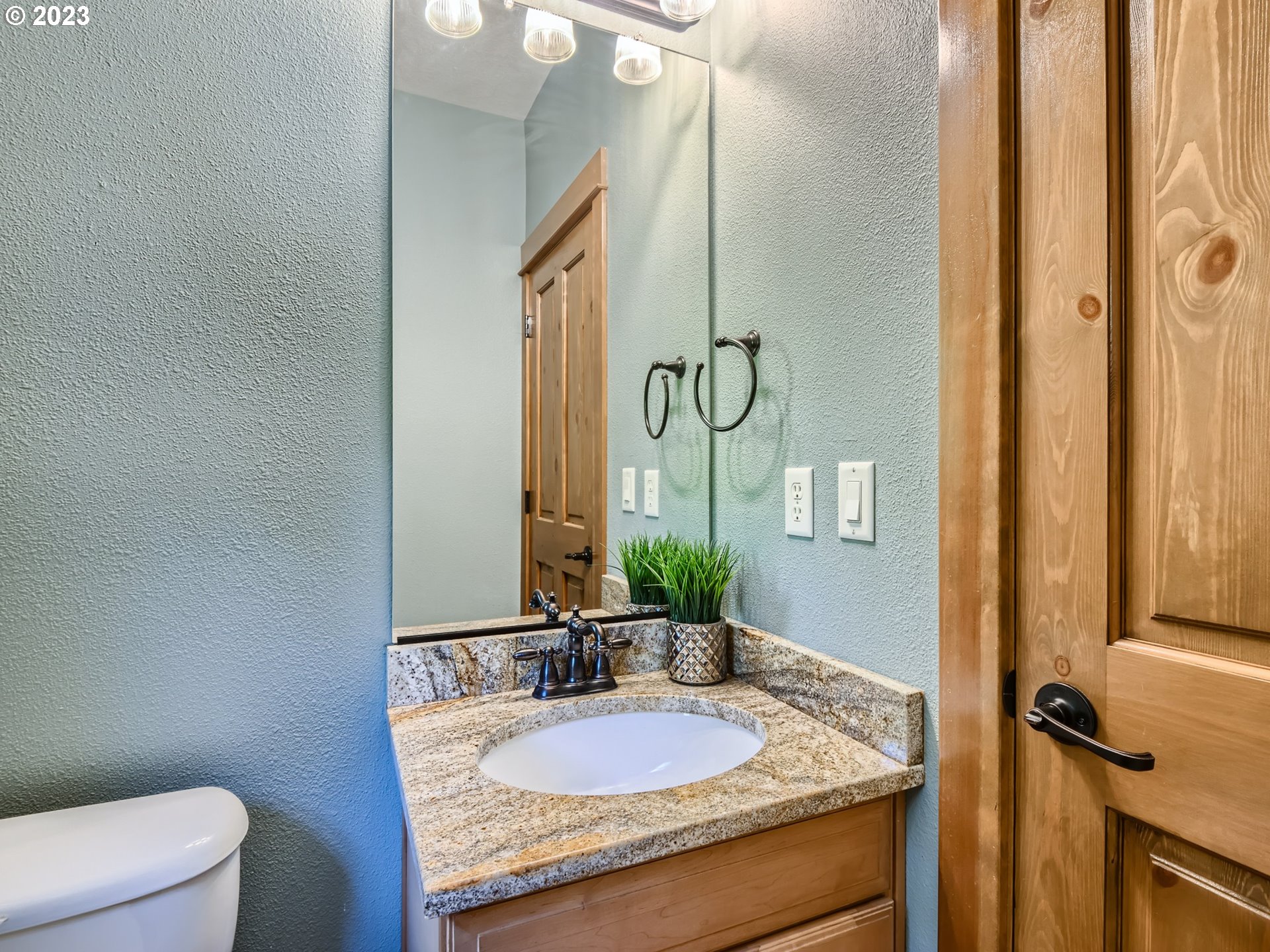 4648 Southwest Condor Avenue, Unit 5 Portland, OR 97239 - Photo 9 of 19 Bathroom