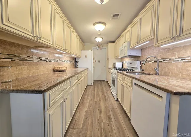 $399,999 | 331 Clubhouse Court, Coram, NY 11727