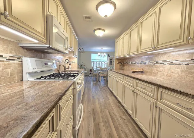 $399,999 | 331 Clubhouse Court, Coram, NY 11727